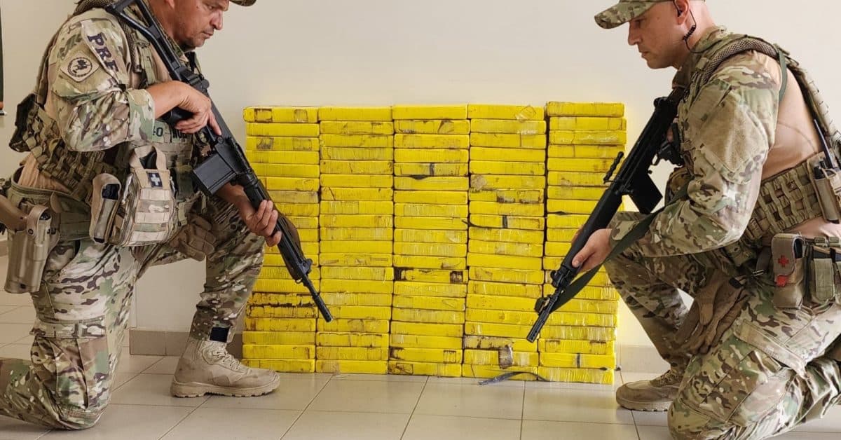 PRF localiza 107 kg de cocaína escondidos na lataria de picape na BR-101