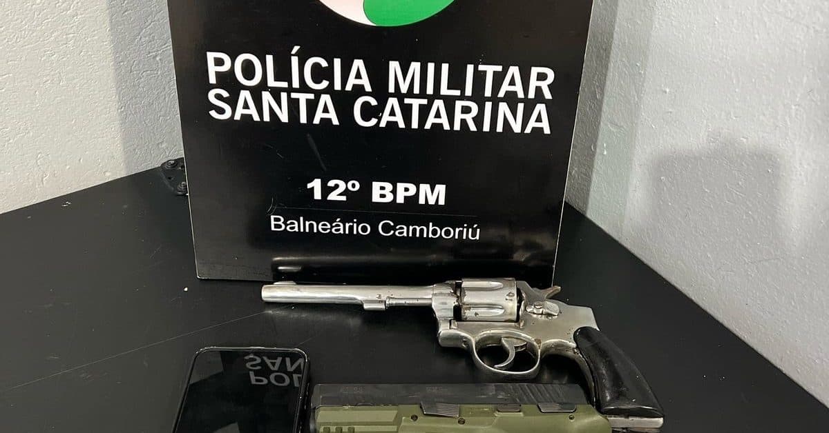 Homem é preso com armas de fogo escondidas na casa da mãe em Balneário Camboriú
