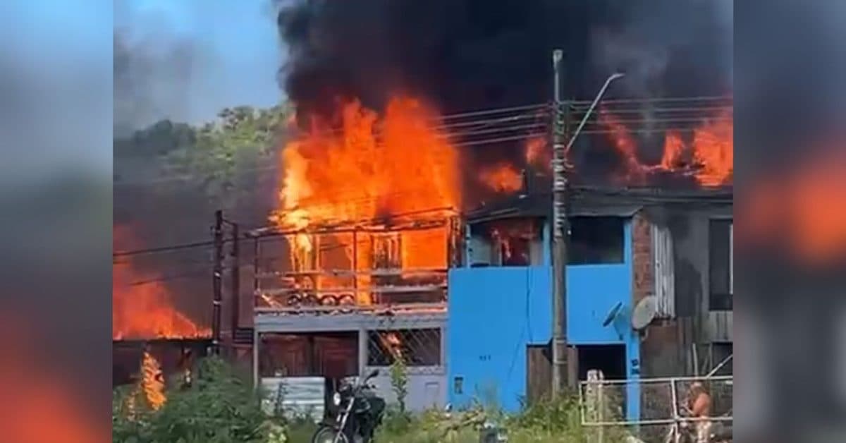 Incêndio de grandes proporções atinge residências em Itajaí