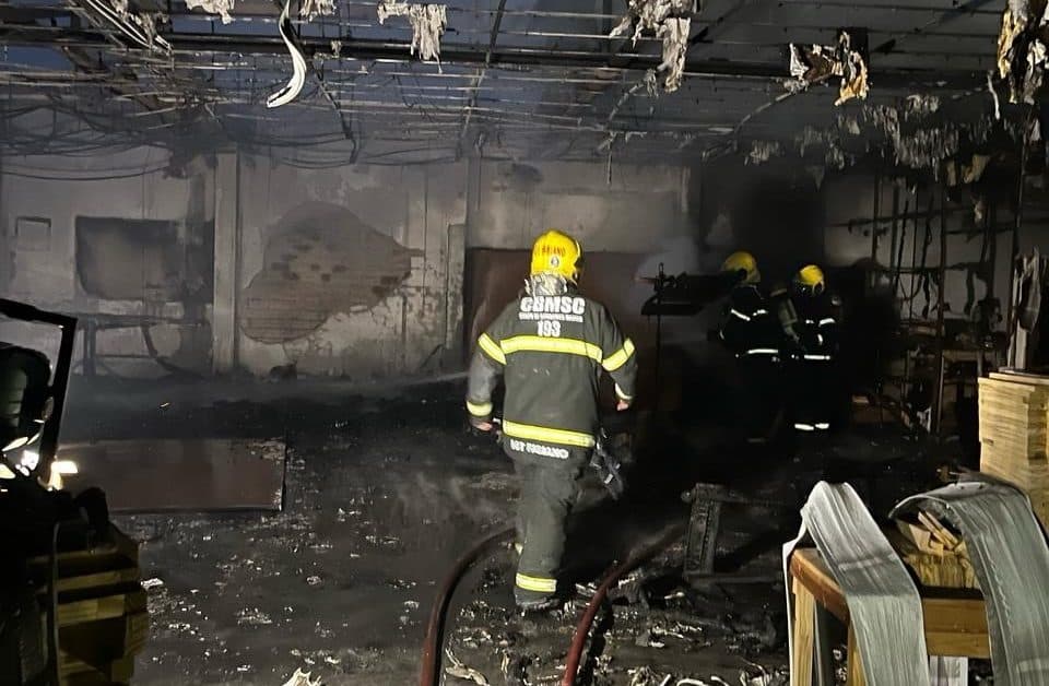 Bombeiros lutam contra chamas em fábrica de móveis de Gaspar e evitam tragédia maior