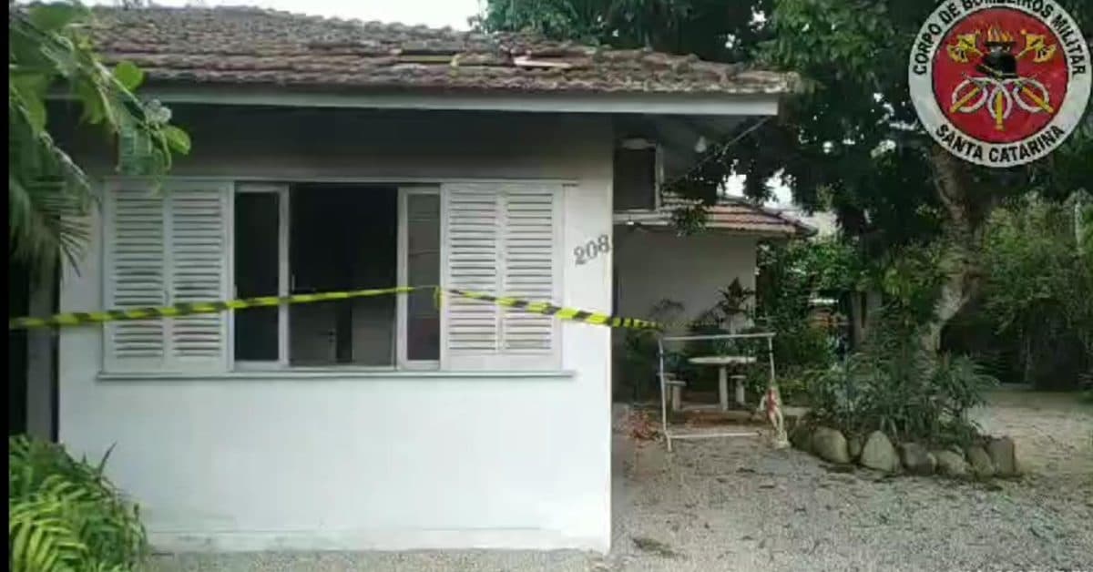 Fogo se espalha por casa e moradores tentam conter chamas com mangueira