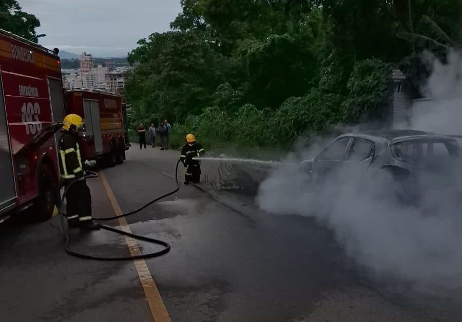 Fogo toma conta de veículo em Itapema e assusta moradores