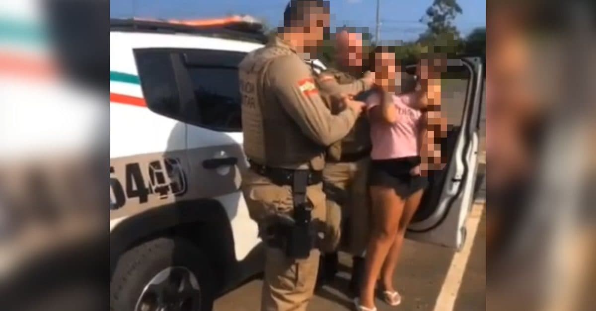 Fuga em moto com criança sem capacete termina com prisão e confusão em SC