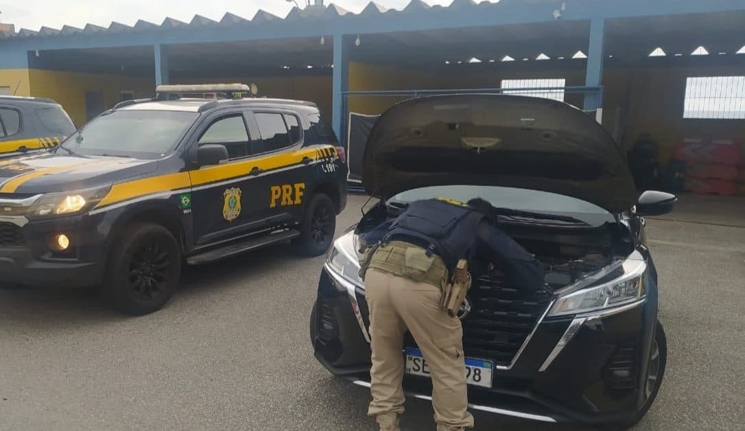 Carro roubado em SP é recuperado na BR-101 em Itapema