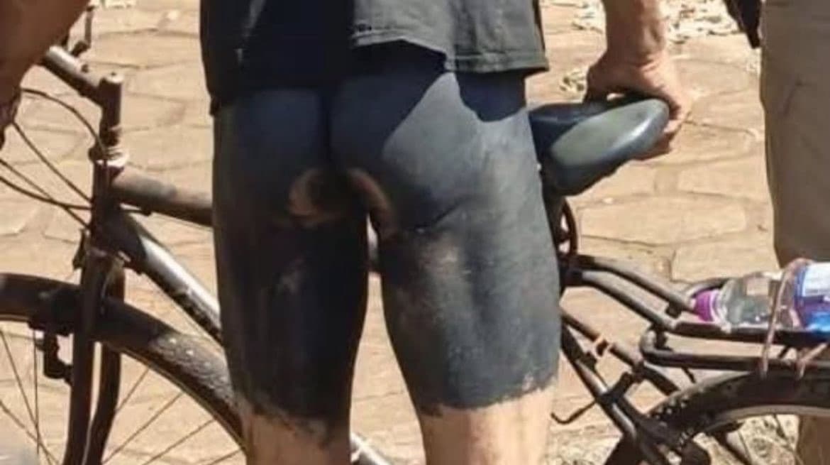 Bizarro! Ciclista abandona roupas, pinta corpo de preto e pedala nu até ser detido