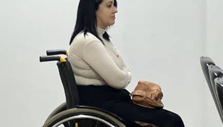 Mulher que ficou paraplégica após ser atacada pelo ex-companheiro vê de perto a justiça sendo feita em SC