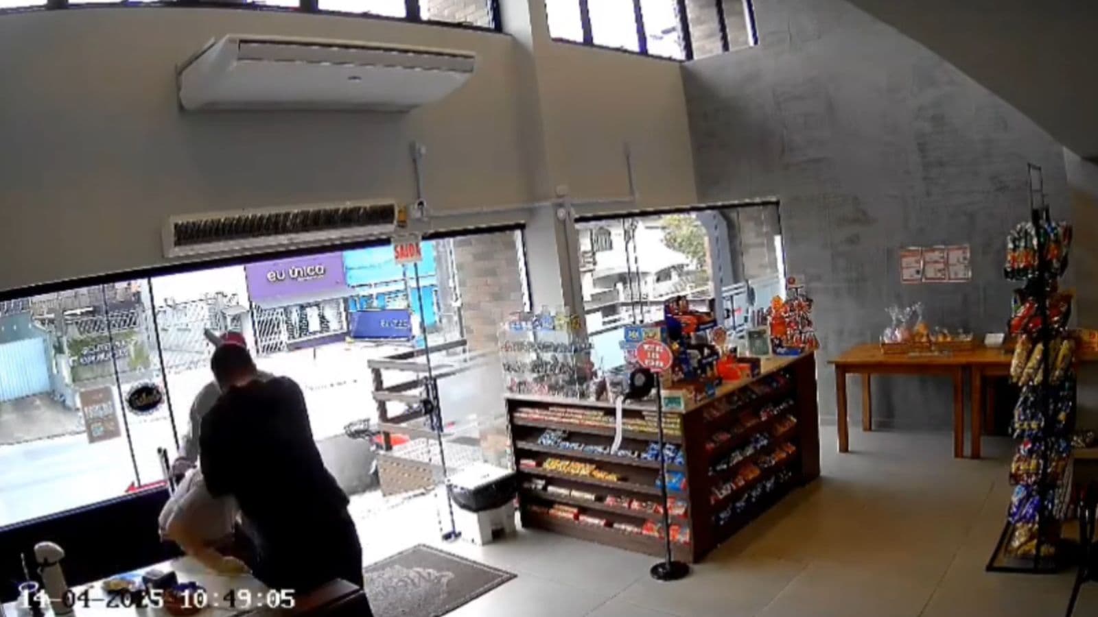 Trabalhador é humilhado e apanha de criminosos durante assalto em Joinville