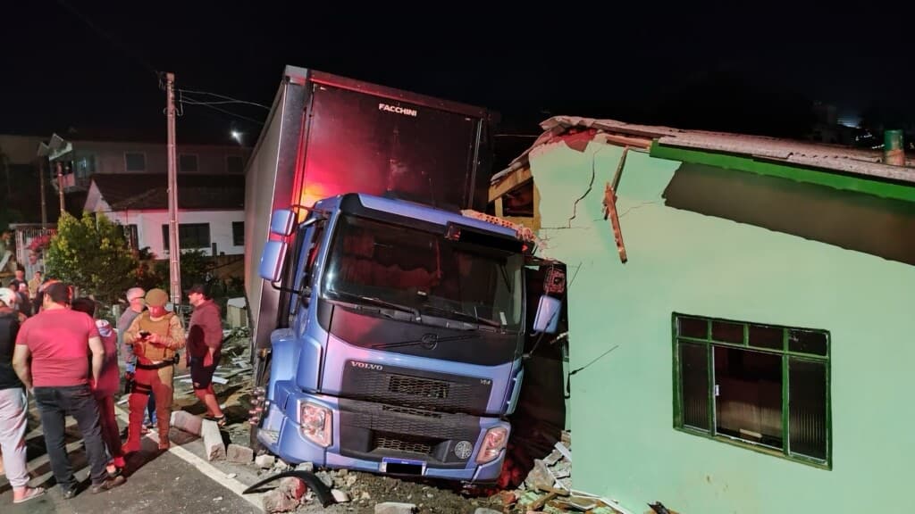 Caminhão desgovernado desce rua e destrói casas em Santa Catarina