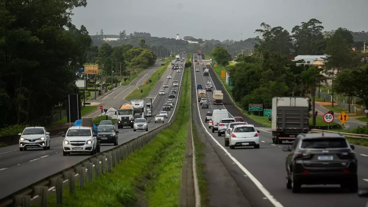 Mais de 1 milhão de veículos nas estradas: feriadão começa com congestionamentos em SC