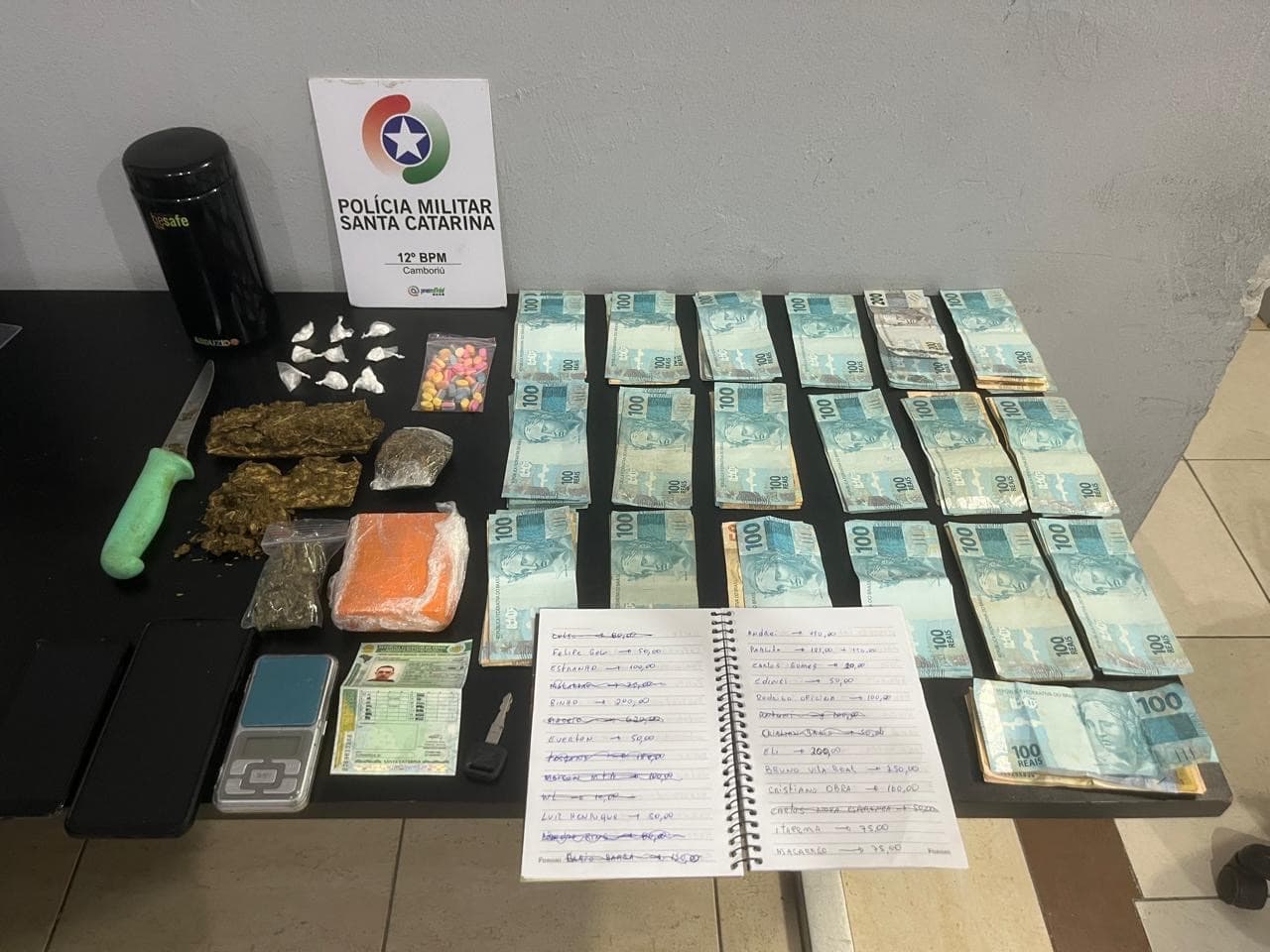 Motociclista tenta fugir e acaba preso por tráfico em Balneário Camboriú