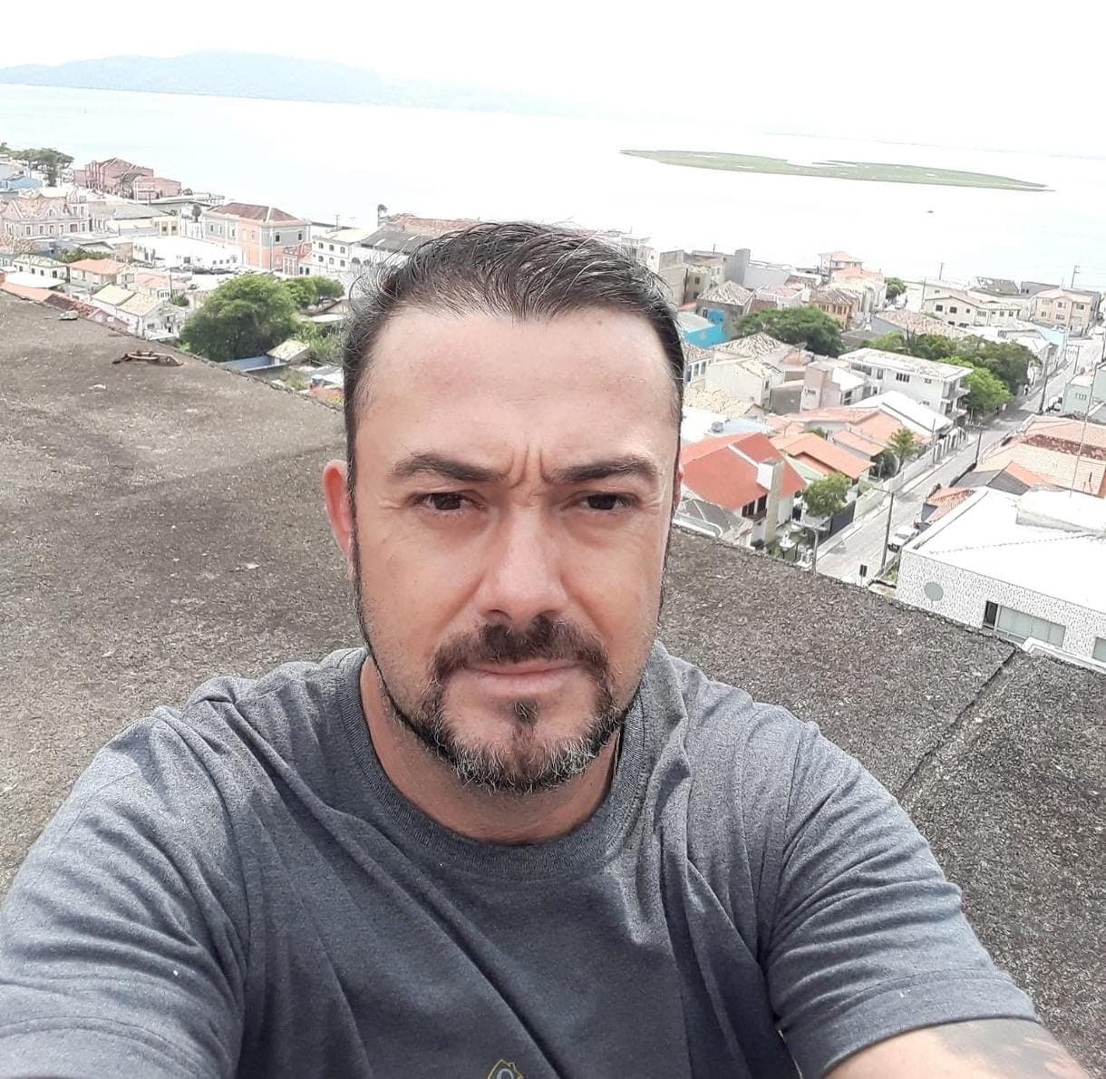 Homem morre atropelado por ônibus universitário em rodovia de SC