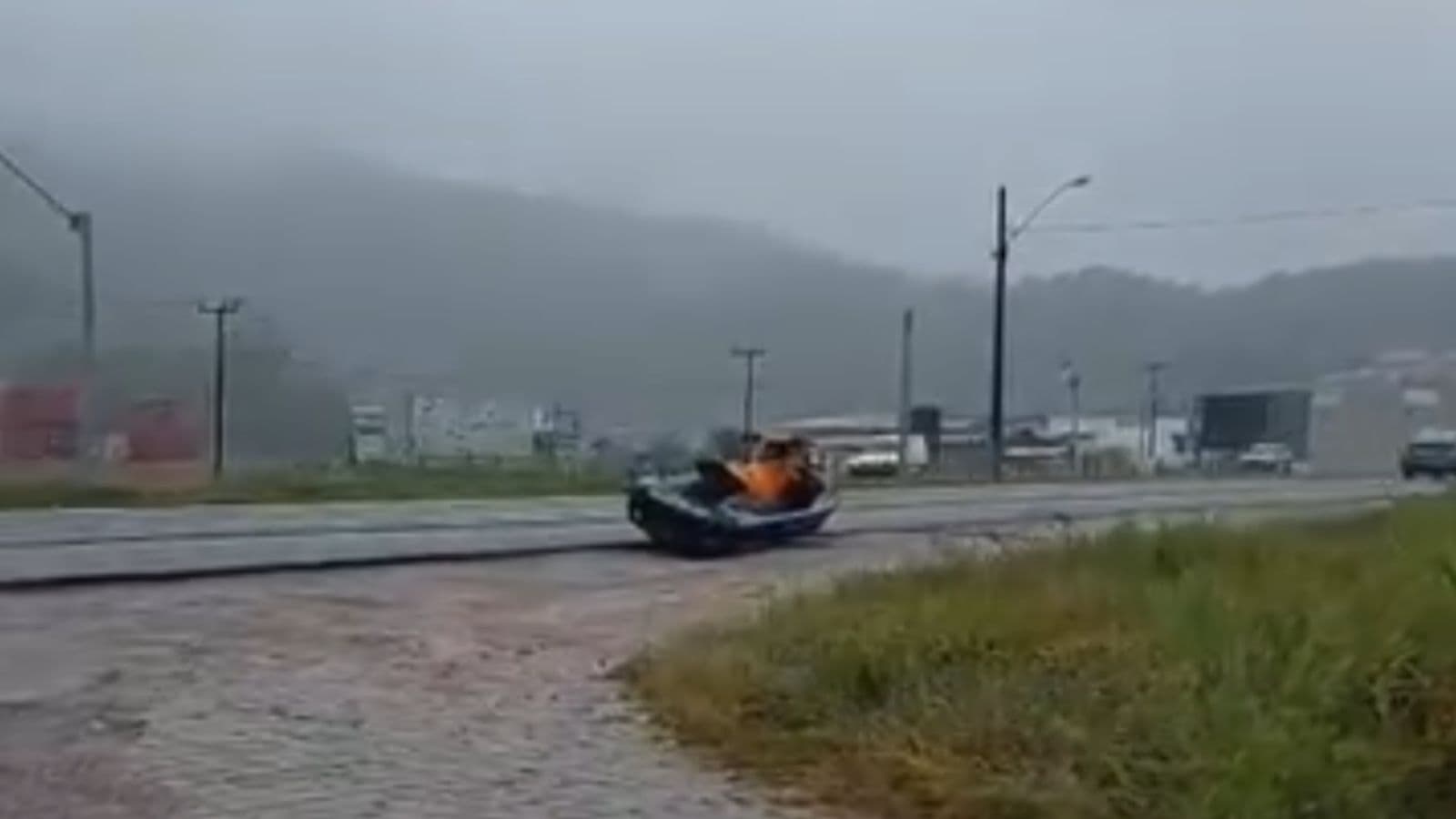 Jet-ski decide “passear” sozinho pela BR-470 e chama atenção de motorista em SC
