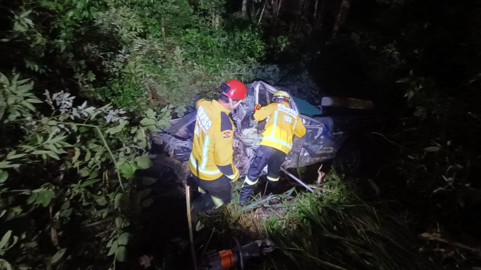 Impacto violento na BR-470: motorista morre preso às ferragens após batida com caminhão