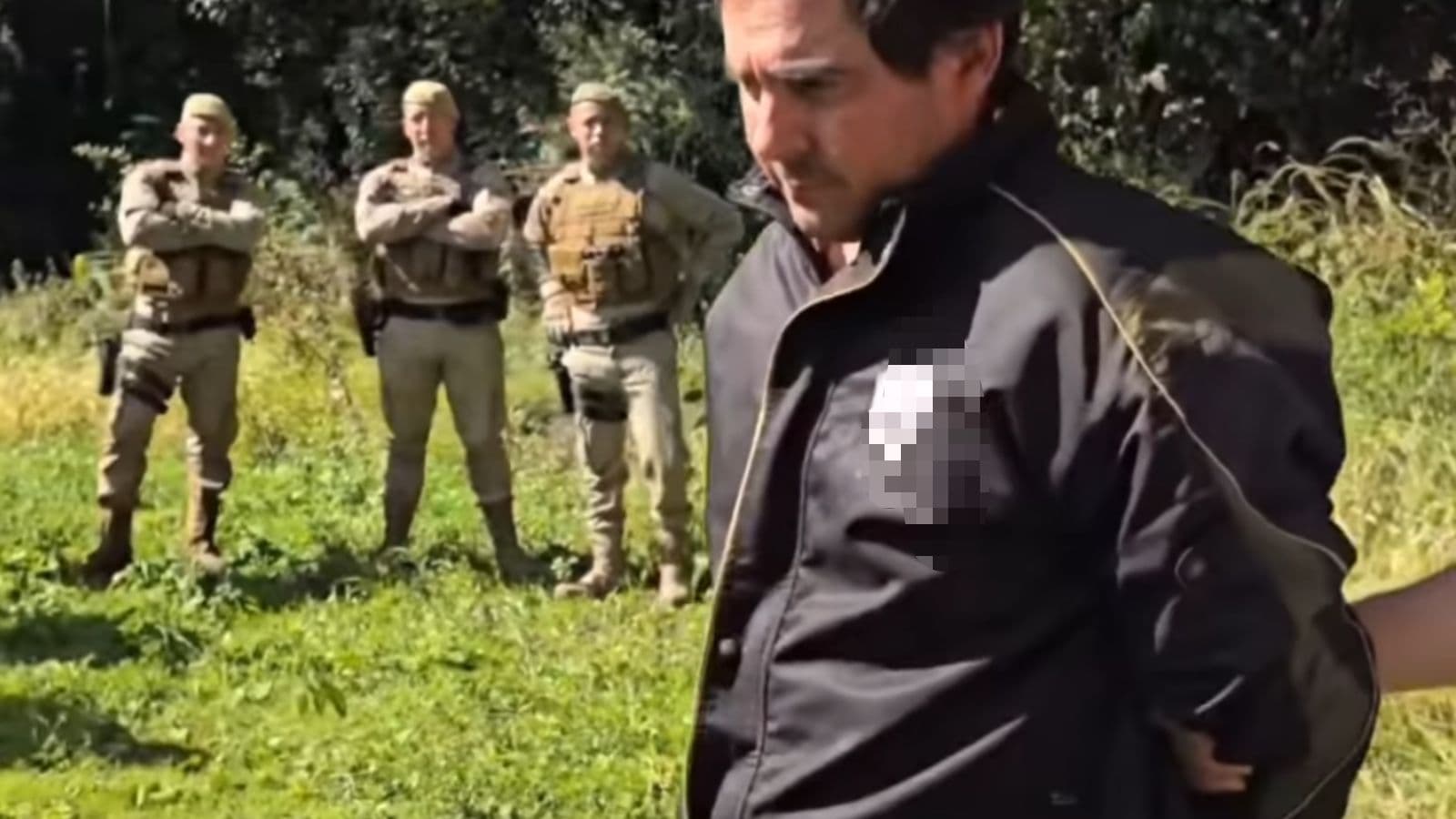 Pai enforcou criança com pedaço de blusa e pendurou em árvore, diz polícia