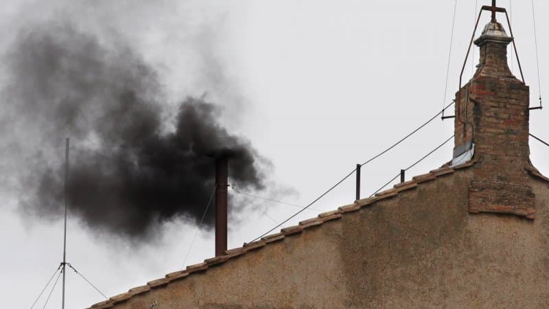 Fumaça preta em Roma adia anúncio do novo papa