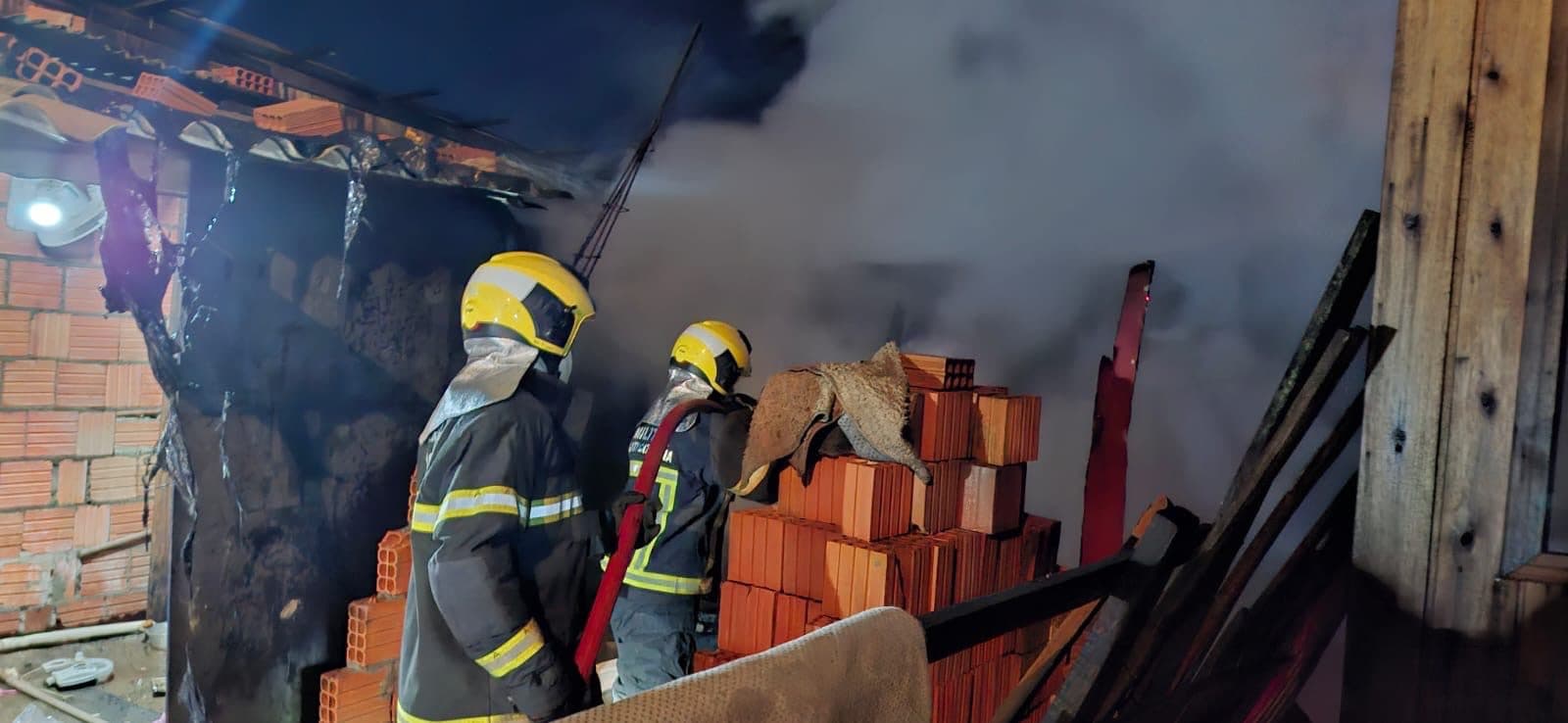 Curto-circuito em TV provoca incêndio em casa de Tijucas e mobiliza bombeiros