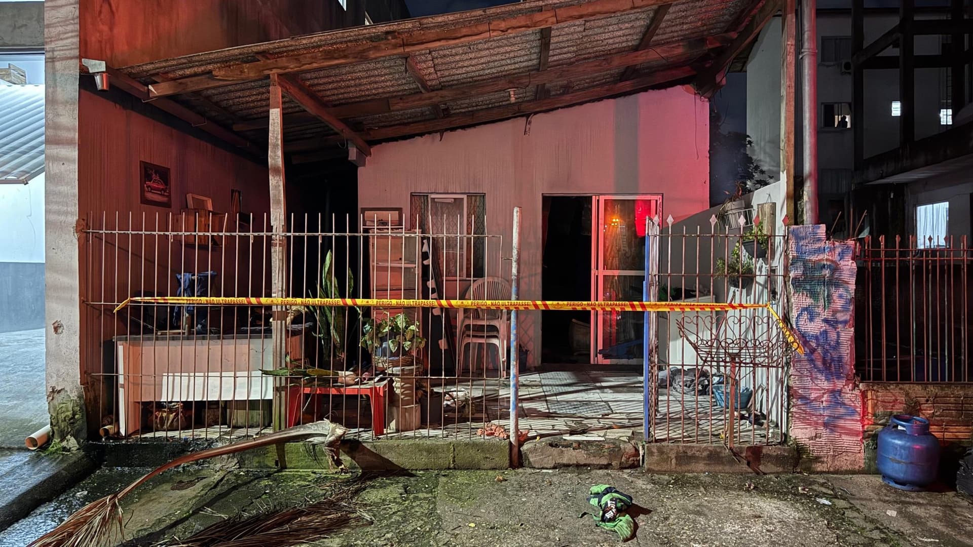Casa pega fogo e chamas ameaçam vizinhos em Balneário Camboriú