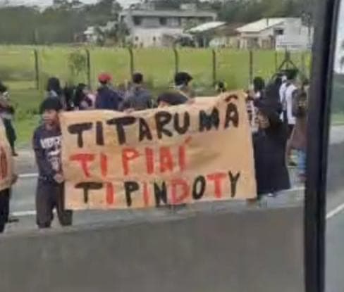 URGENTE: Indígenas bloqueiam a BR-101 em Araquari