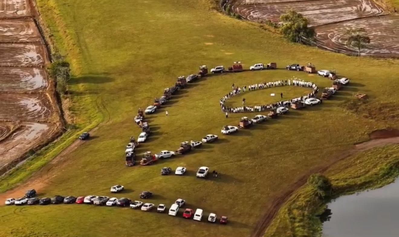 Em silêncio, trabalhadores formam “balão humano” em tributo às vítimas da queda em SC