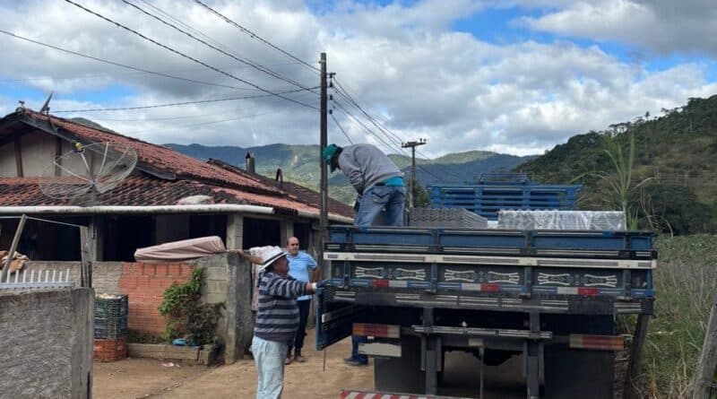 Prefeitura entrega telhas a famílias atingidas por granizo em São João Batista