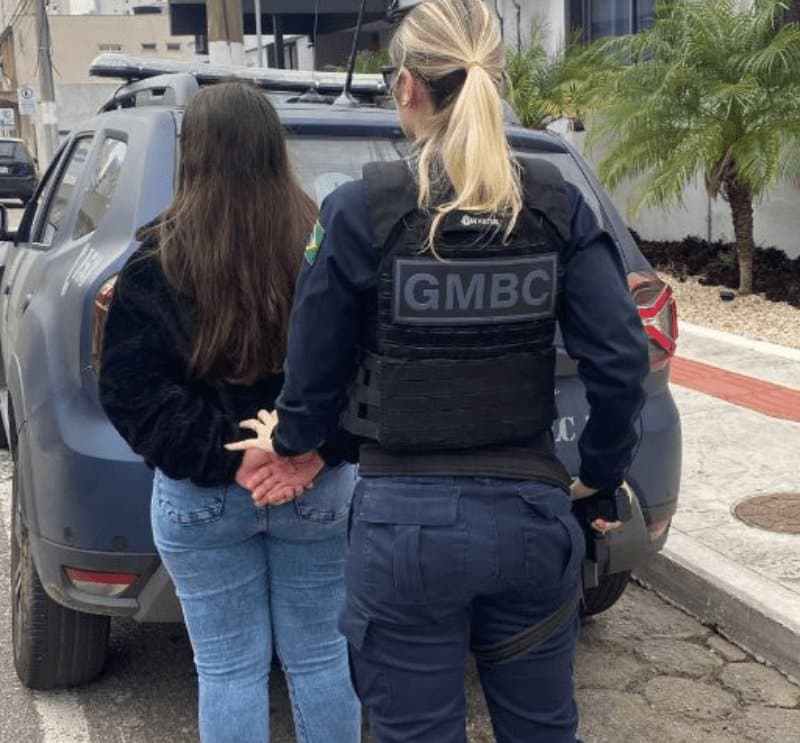 Mulher furta quase R$ 2 mil em loja de Porto Belo e é presa na BR-101