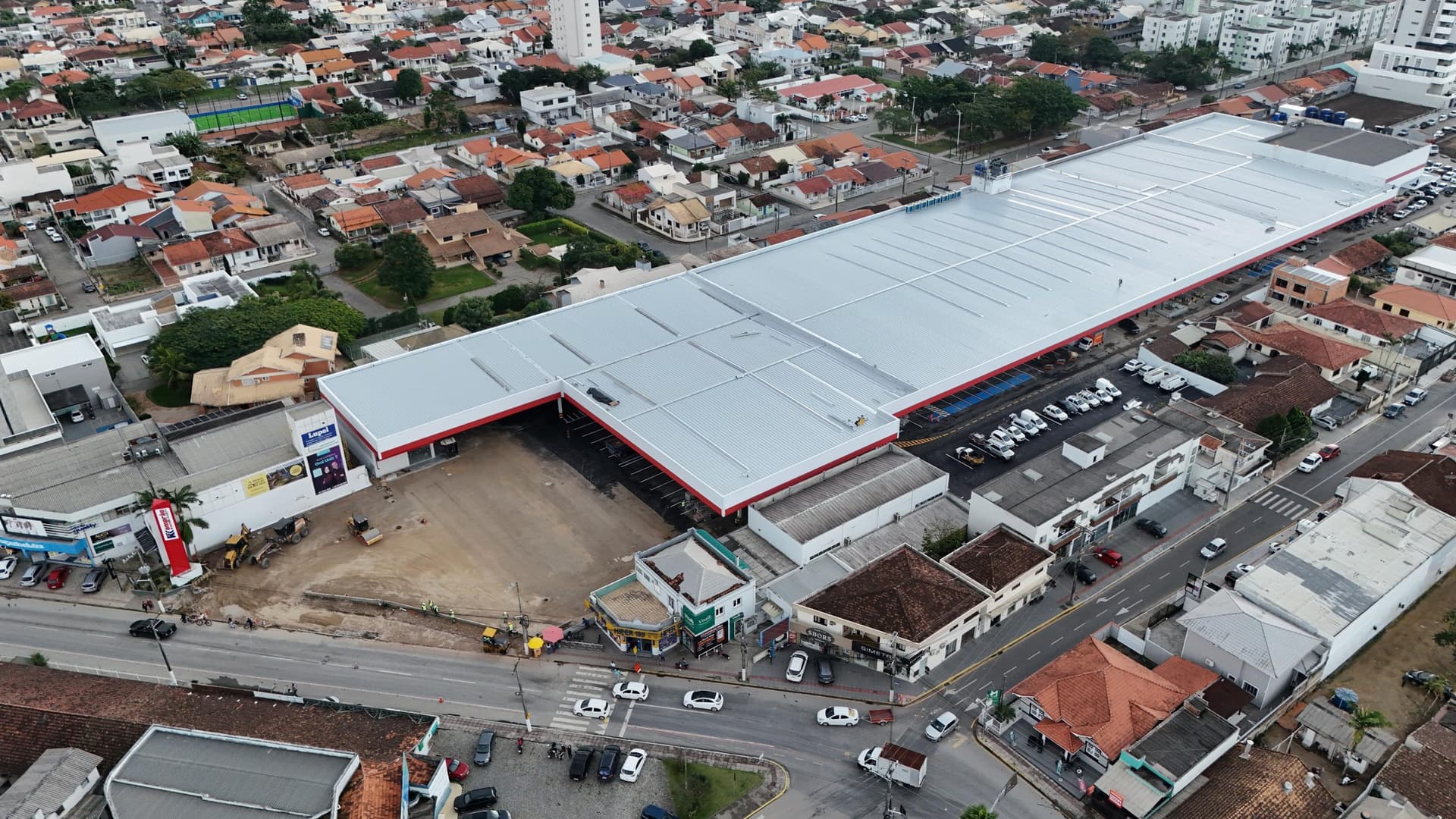 1ª loja do Grupo Koch, em Tijucas, reinaugura como Komprão e marca sucesso do grupo catarinense