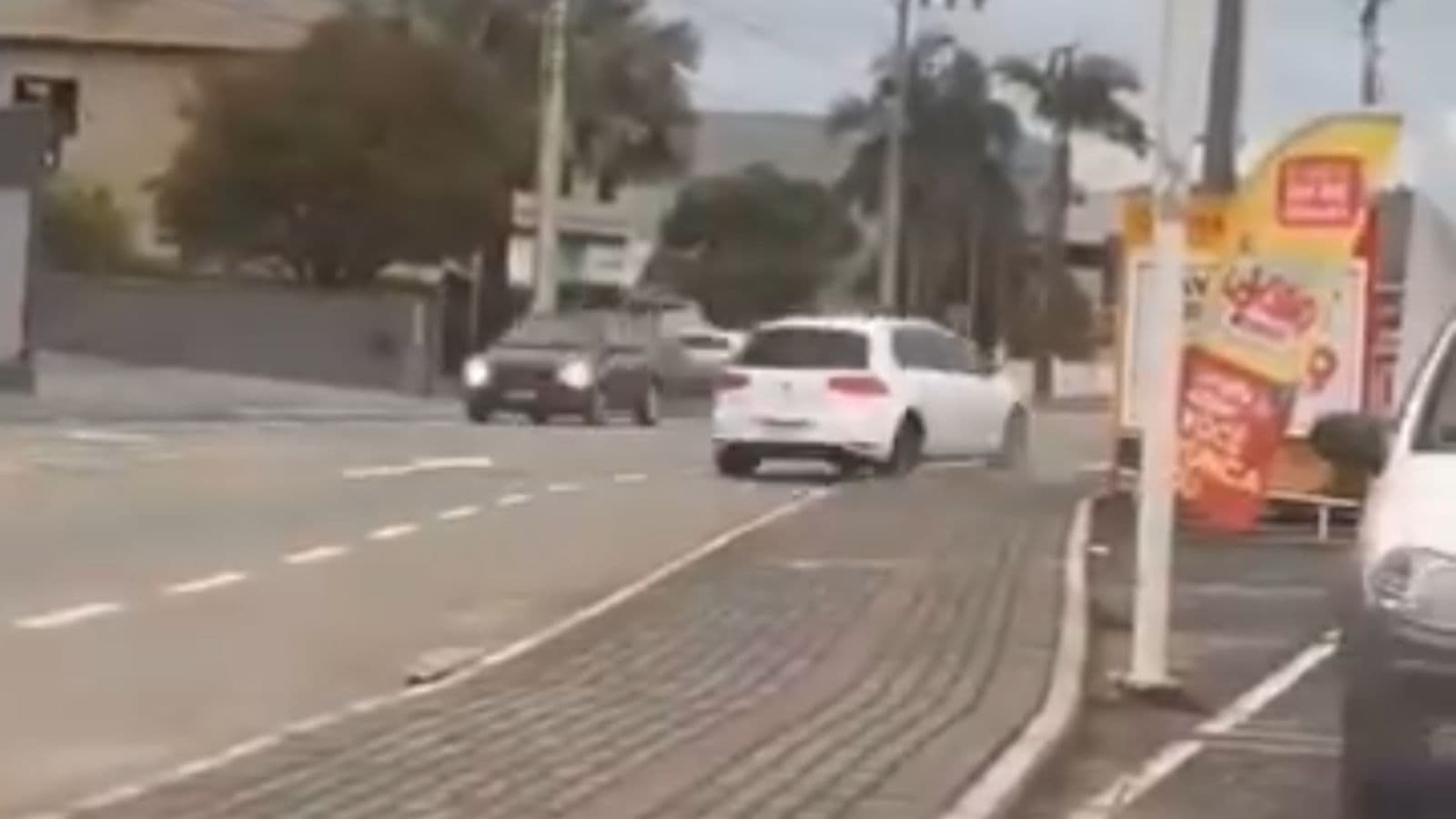 Homem armado com facão “sai voando” após ser atropelado em briga por vaga de estacionamento