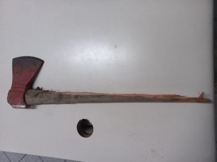 Homem armado com machado rende adolescente e rouba celular na porta de ginásio