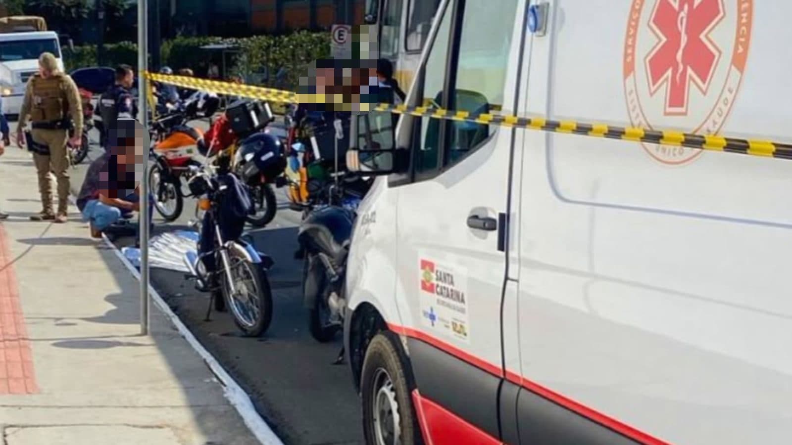“Na porta do cemitério”: Idoso morre após colisão entre moto e ônibus escolar em Itajaí