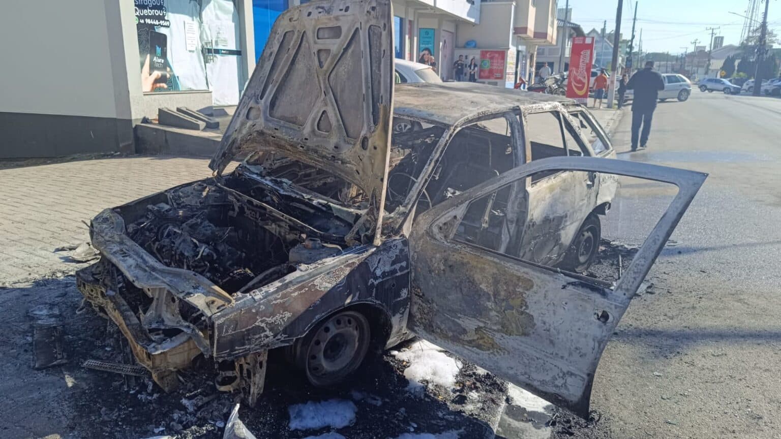Veículo pega fogo no Centro de Canelinha e mobiliza  bombeiros