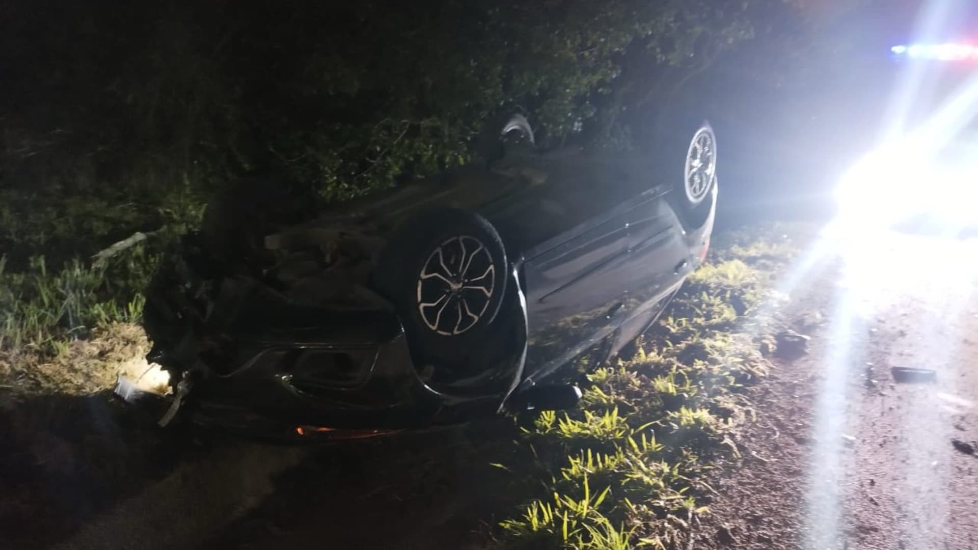 Veículo capota após sair da pista na BR-470 e motorista sofre suspeita de fratura