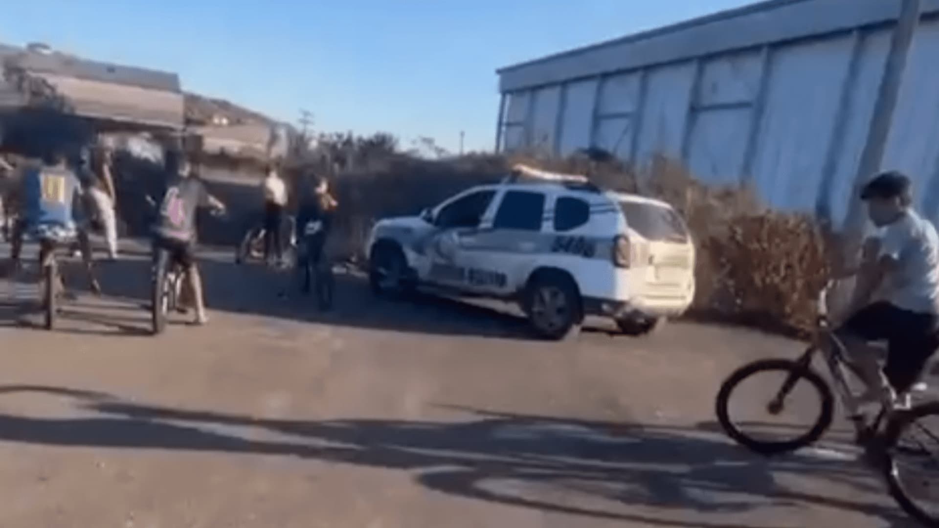 “Ele é idoso!”: moradores tentam impedir prisão de homem de 77 anos em Navegantes e vídeo viraliza