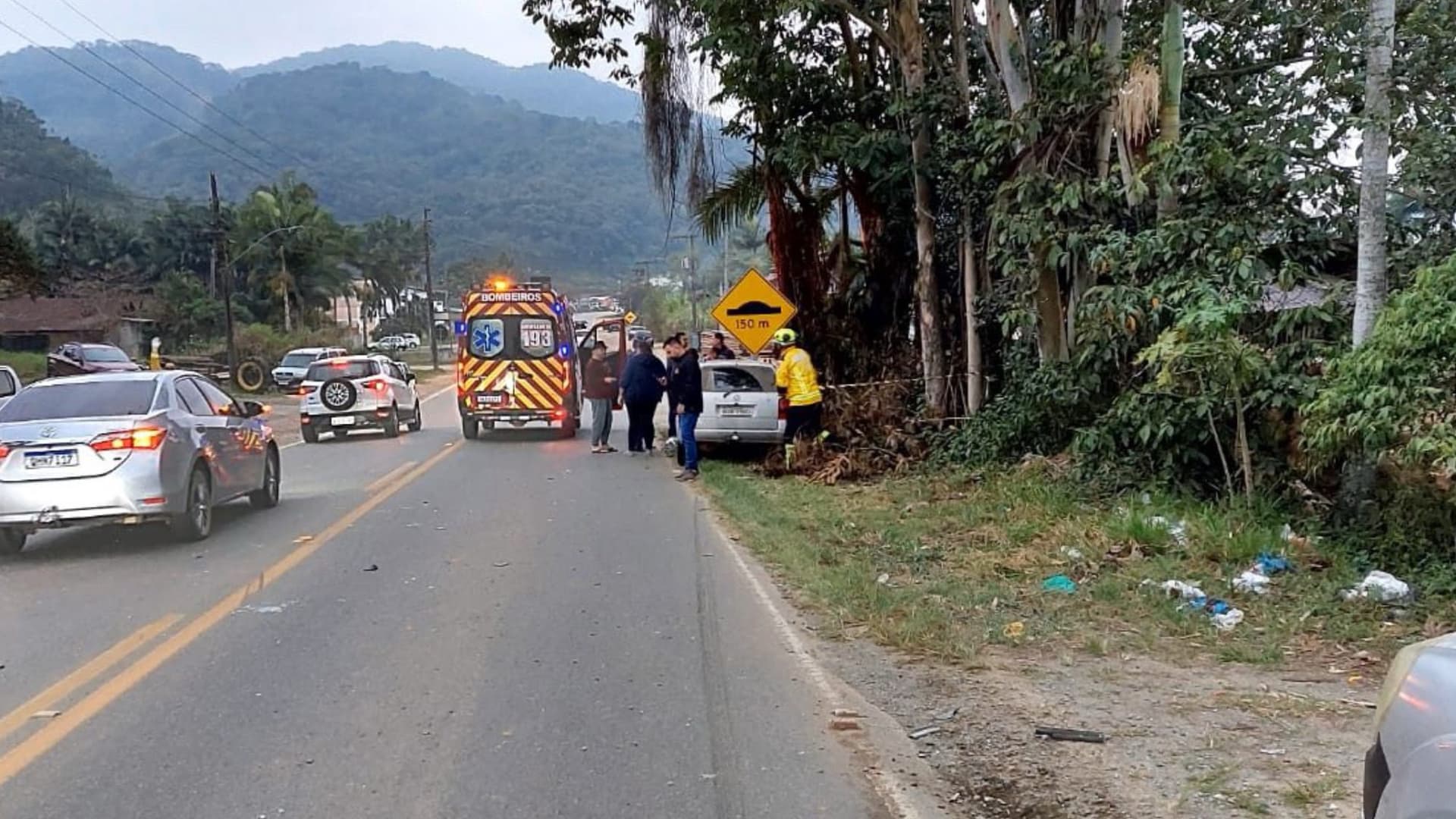 Motociclista morre após ser arremessado por 80 metros em acidente na SC-414