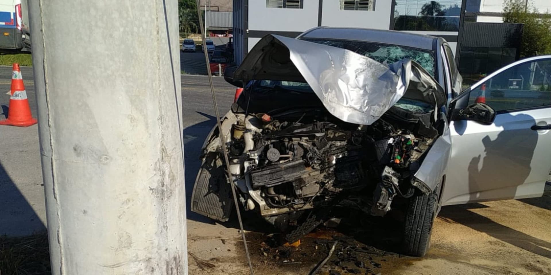 Vídeo flagra momento exato em que carro bate em poste e motorista morre em Brusque