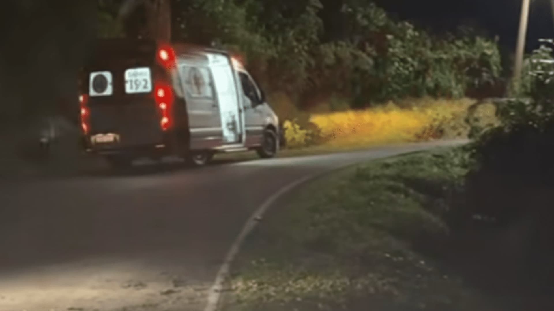 Carro com dois jovens despenca de 15 metros no Morro da Cruz em Nova Trento