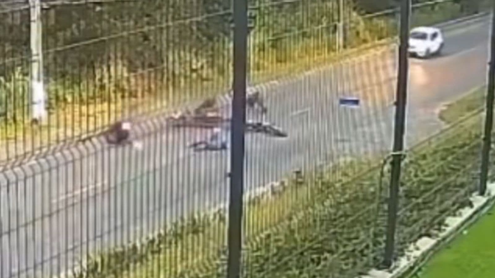 “Strike”: Câmera flagra três motociclistas caindo ao mesmo tempo durante acidente em SC