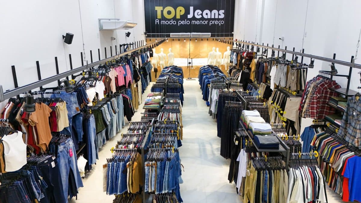 Marca referência no Sul do Brasil, Top Jeans chega a Tijucas com moda para todos
