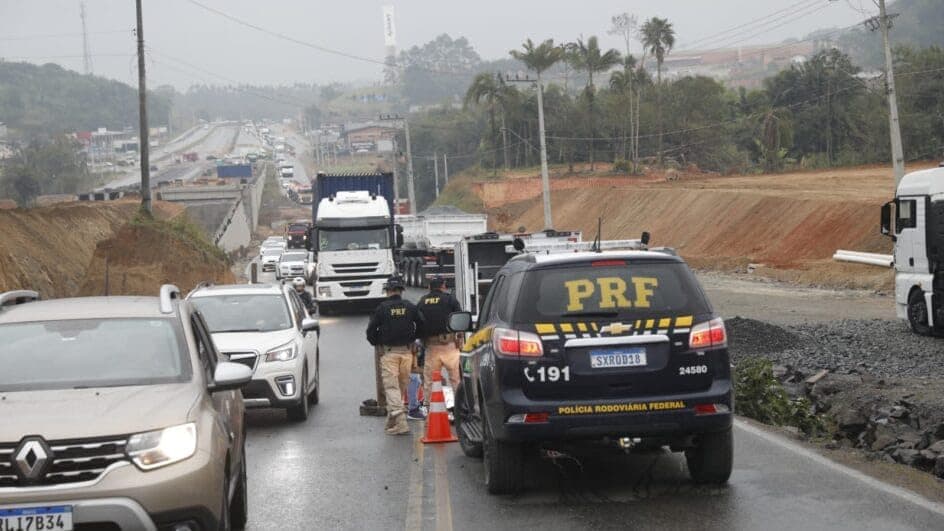 Colisão deixa uma pessoa morta e causa congestionamento na BR-470