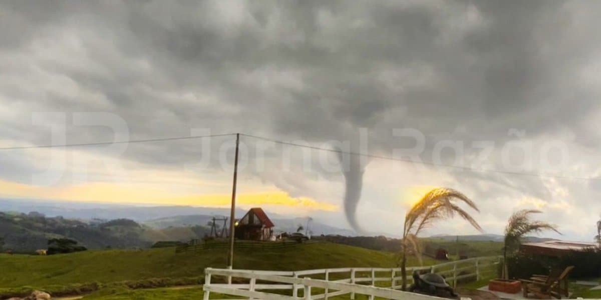 Fenômeno impressionante: tornado toca o solo em Santa Catarina em fotos de tirar o fôlego