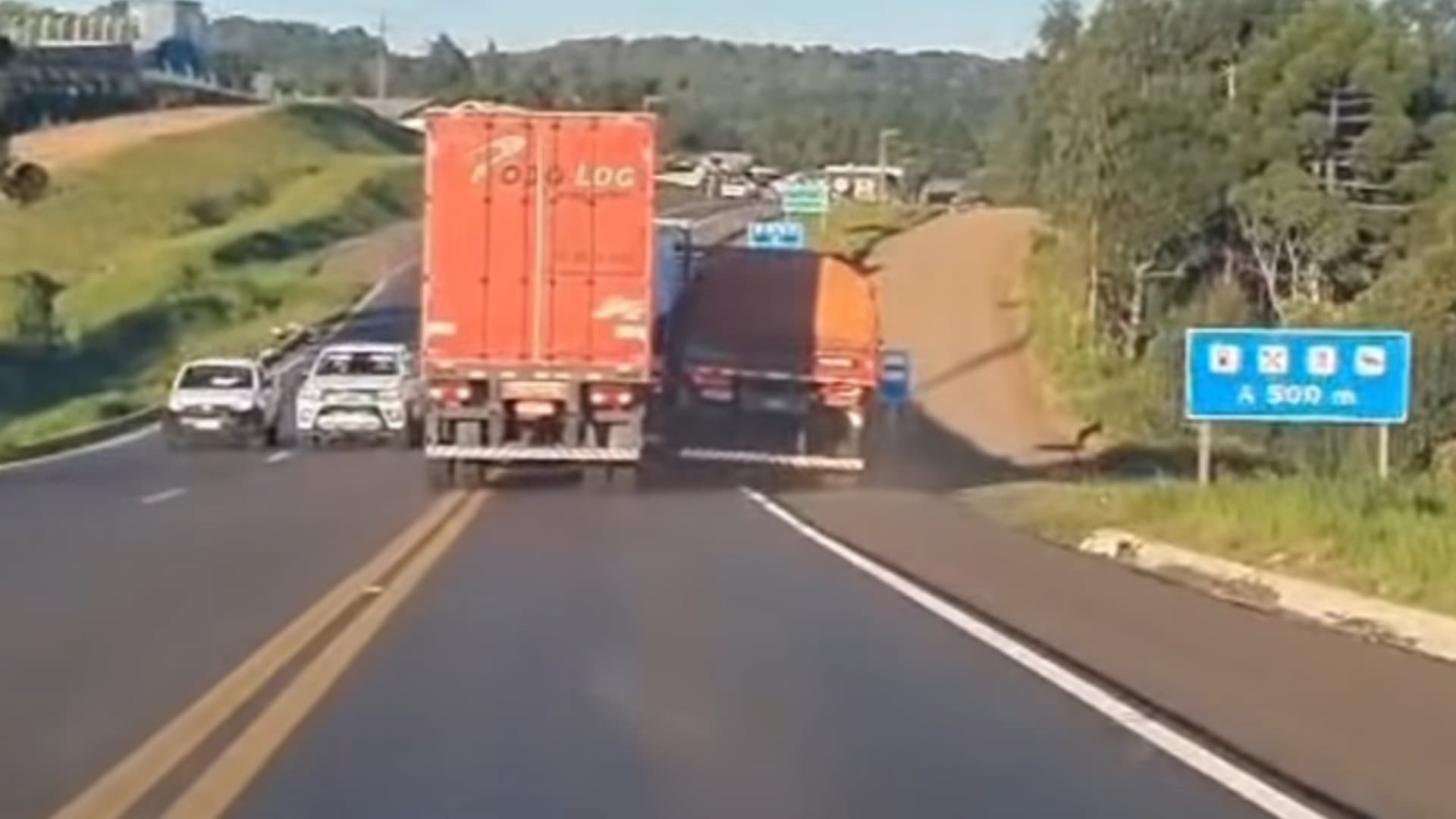 Idosa de 80 anos fica presa em carro prestes a capotar em Taió