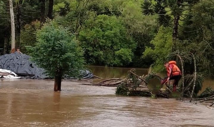 Defesa Civil emite alerta para risco de alagamentos e deslizamentos em SC