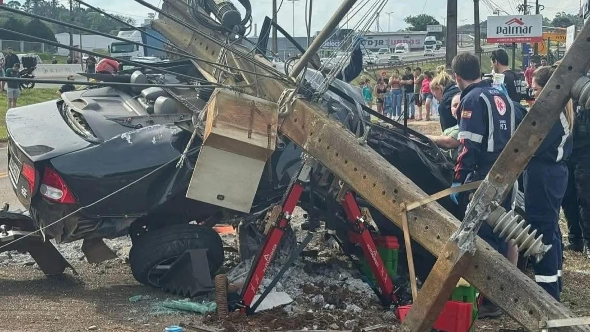 Motorista fica preso às ferragens após capotar carro e bater em poste na BR-480
