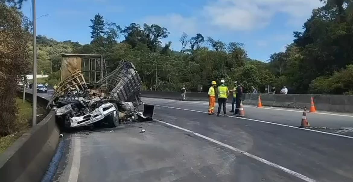 Motorista salvou 15 passageiros antes de van pegar fogo na BR-376: “iam pro Beto Carrero”