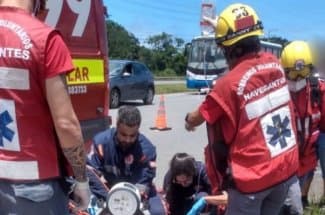 Motociclista morre após ser lançada contra mureta em acidente na BR-470