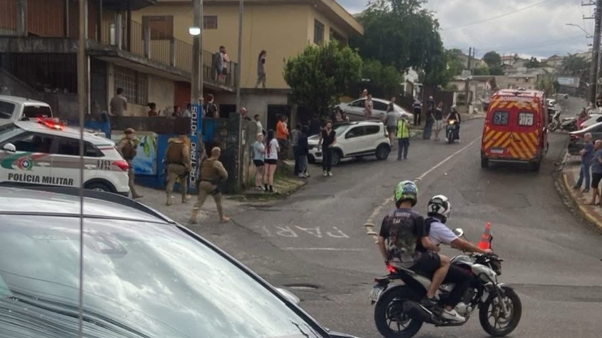 Homem é morto e outro fica ferido em ataque a tiros dentro de carro em SC