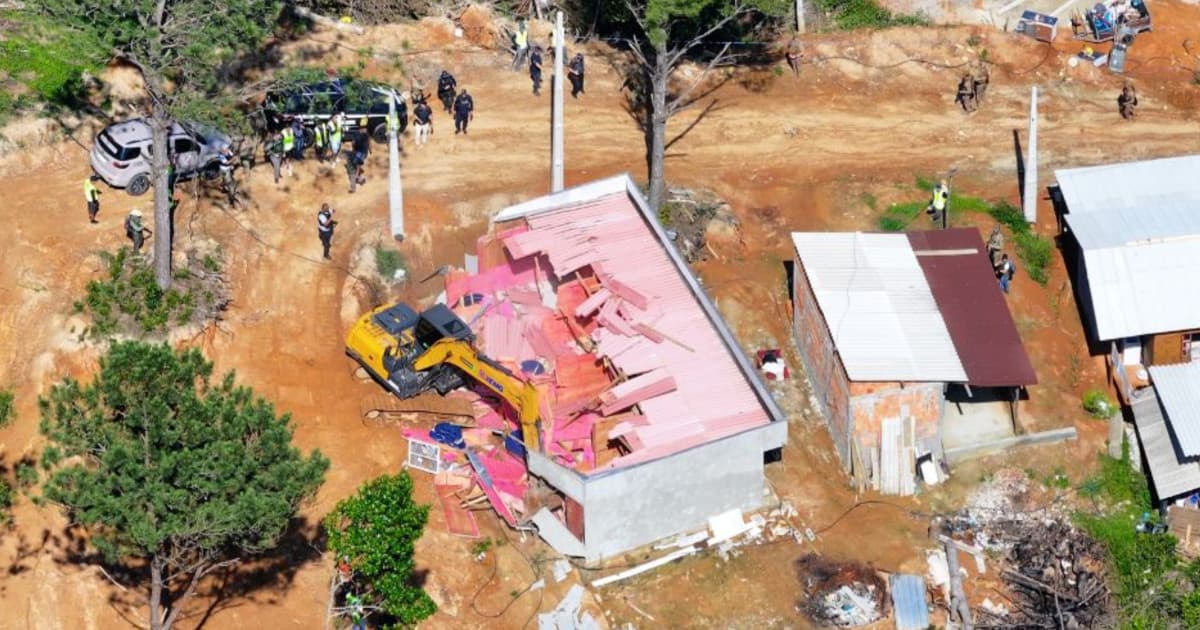 “Vai pro chão”: operação derruba 21 residências ilegais em Florianópolis