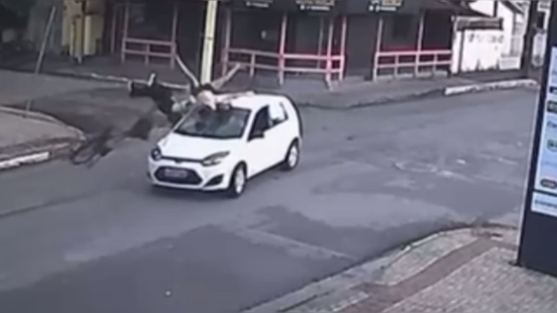 Motorista bêbado atropela adolescentes em Itajaí