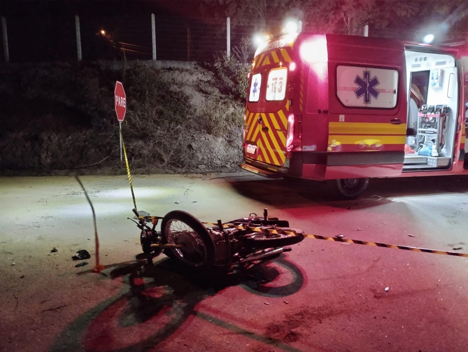Adolescente de 17 anos morre após colisão violenta entre moto e carro