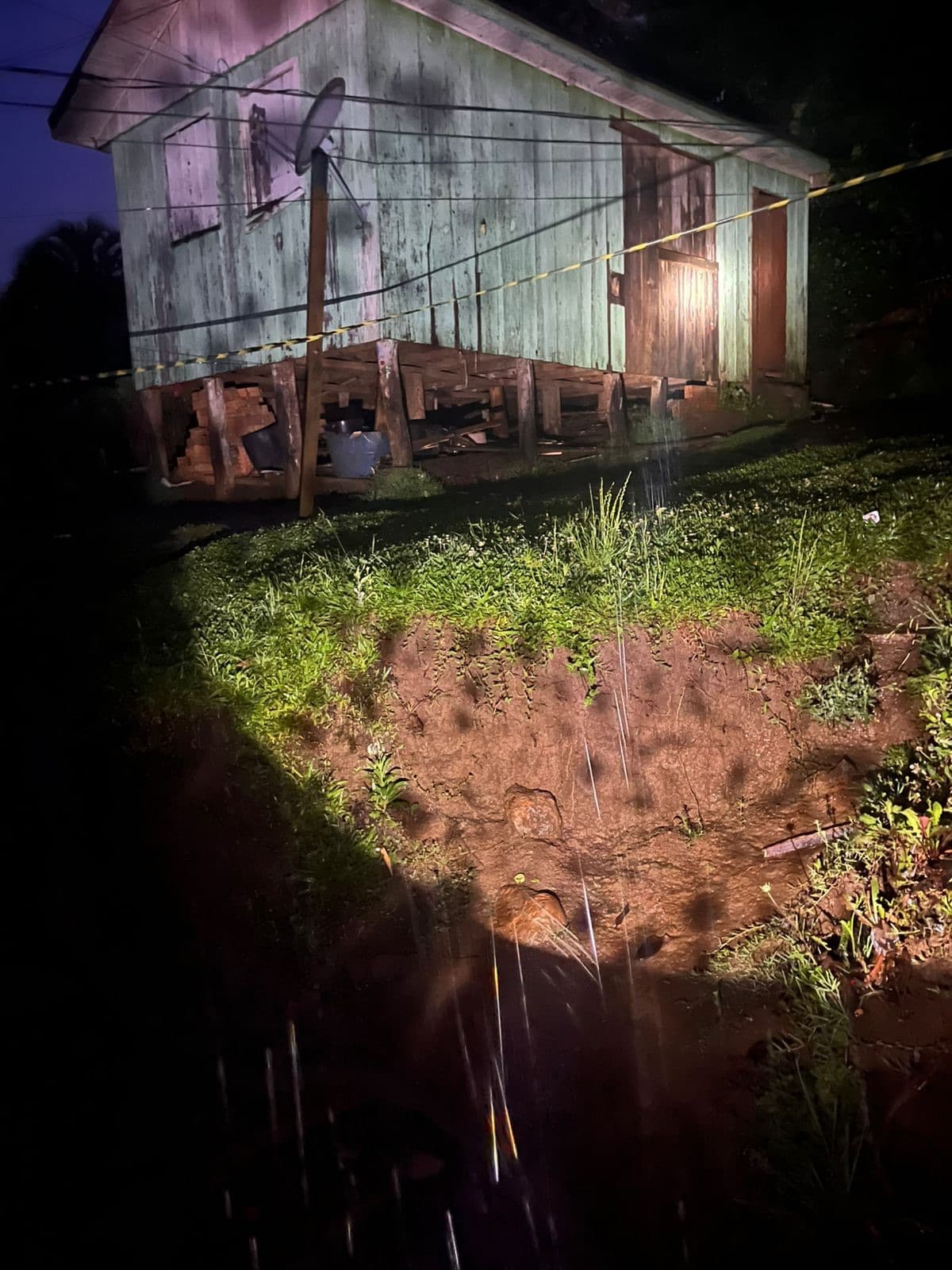 Deslizamento de terra atinge casas e força evacuação de famílias em SC