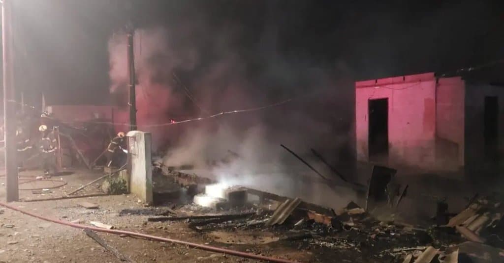 Tragédia na Serra: incêndio mata casal e filha adolescente durante a madrugada